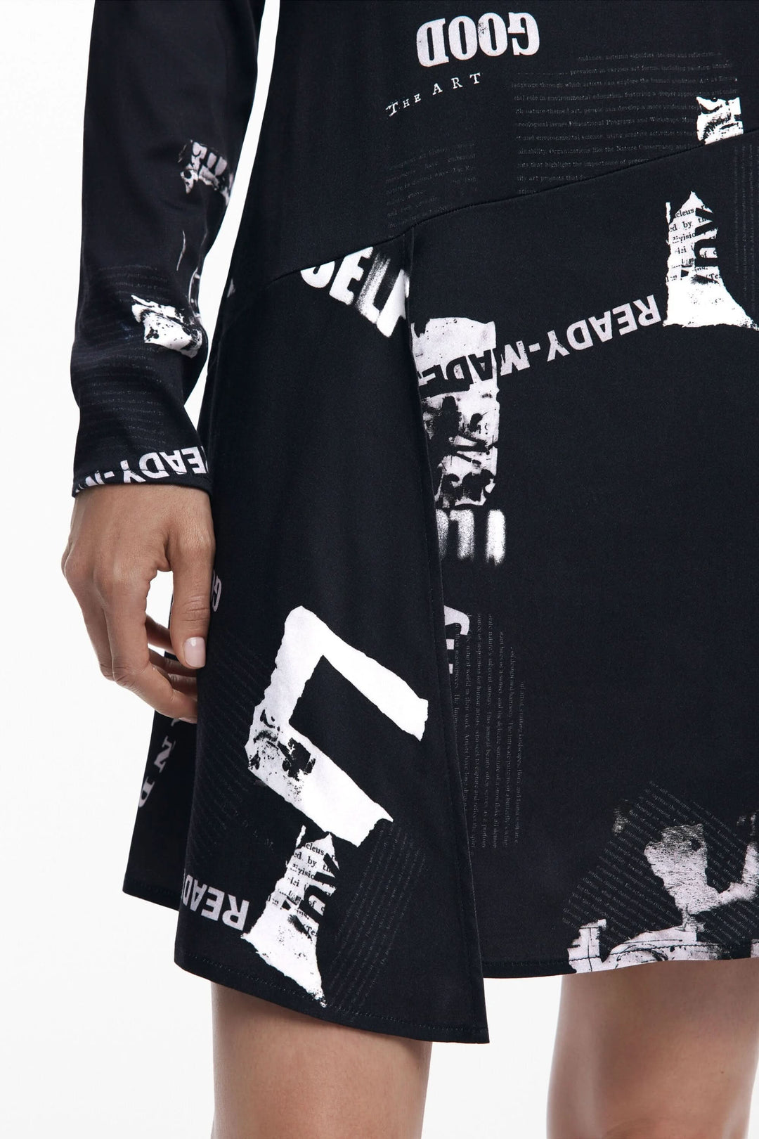 Robe à manches longues avec imprimé typographique noir et blanc, coupe trapèze moderne et tissu fluide.