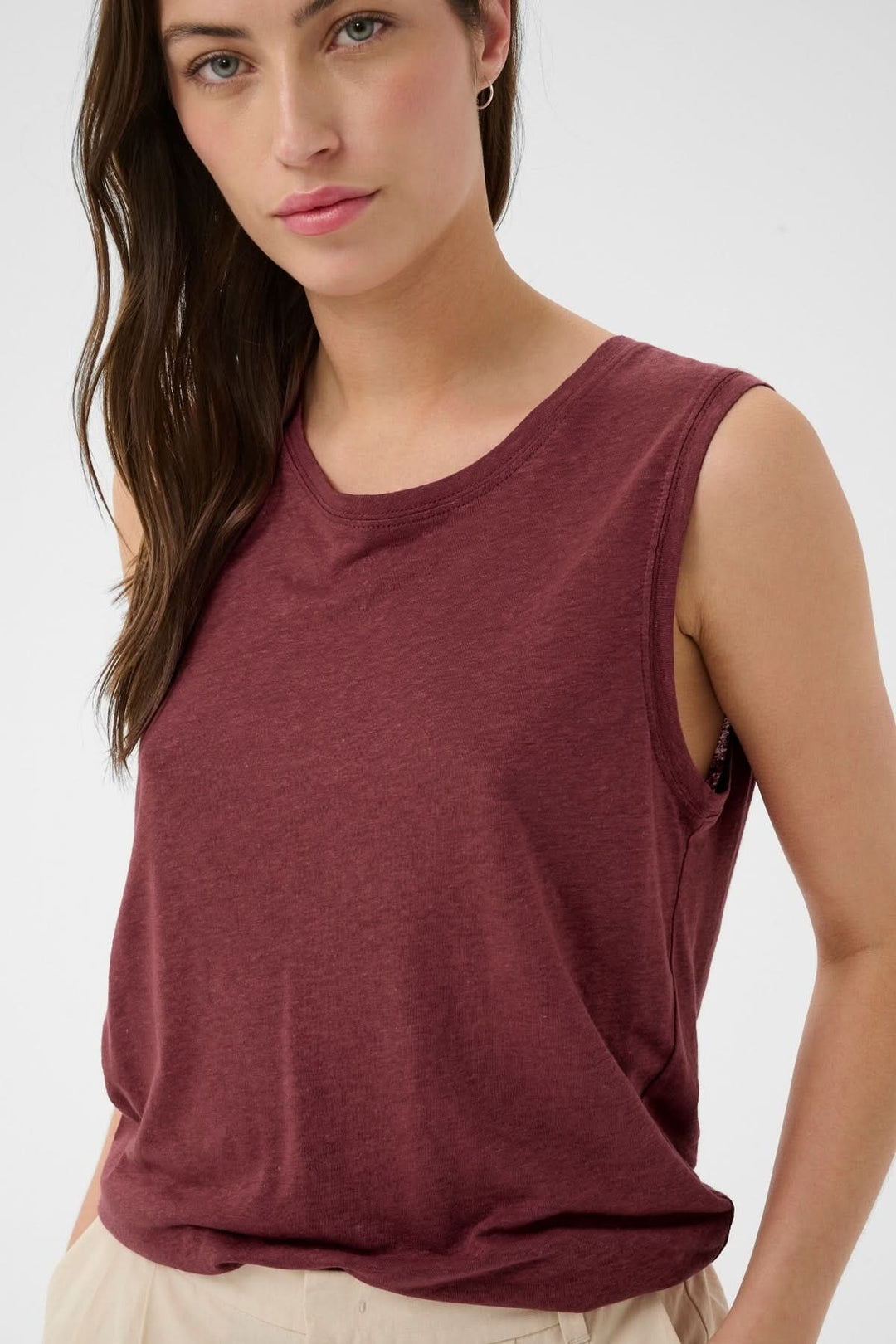 "Cami fluide Buena sans manches, coupe droite et fluide en lin et viscose, idéale pour un look polyvalent et confortable."