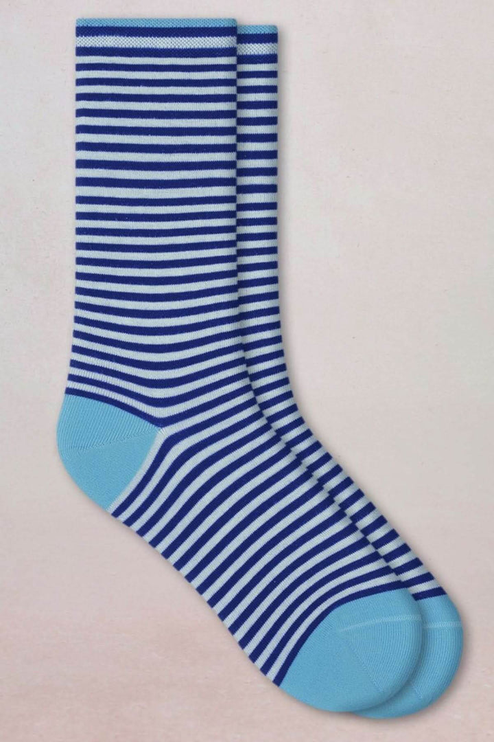 Chaussettes à rayures fines bleues avec pointe, talon et bord côtelé contrastés, maille douce et respirante pour confort quotidien.