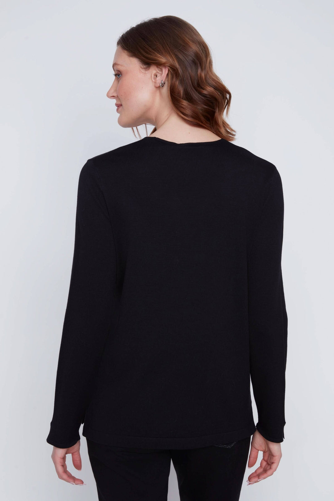 Femme portant un chandail black col V, vue arrière, tissu doux et élégant, parfait pour un look chic.