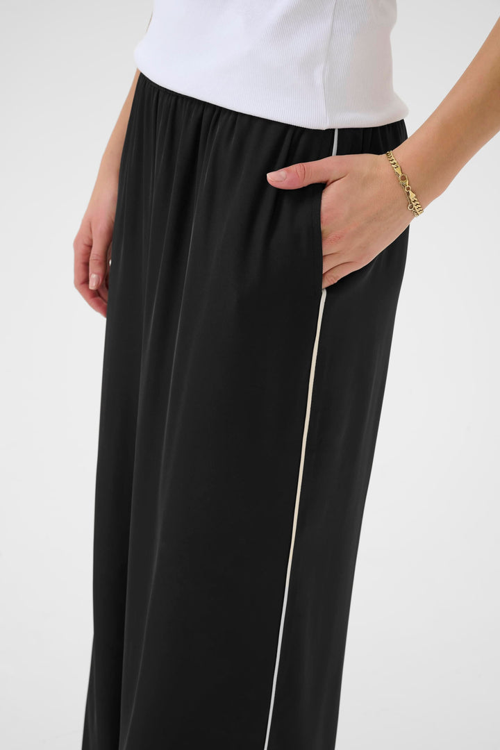 Pantalon Tessa, pantalons fluides à jambe large avec taille élastique et poches, confort optimal.