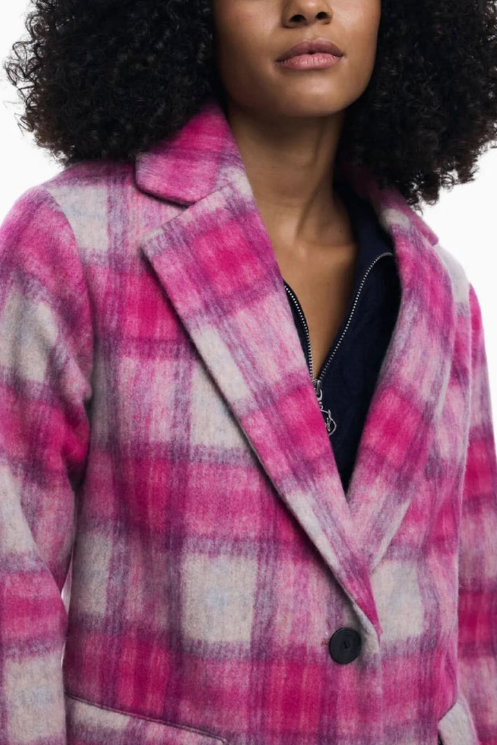Manteau long à carreaux rose avec col à revers classiques et fermeture à deux boutons