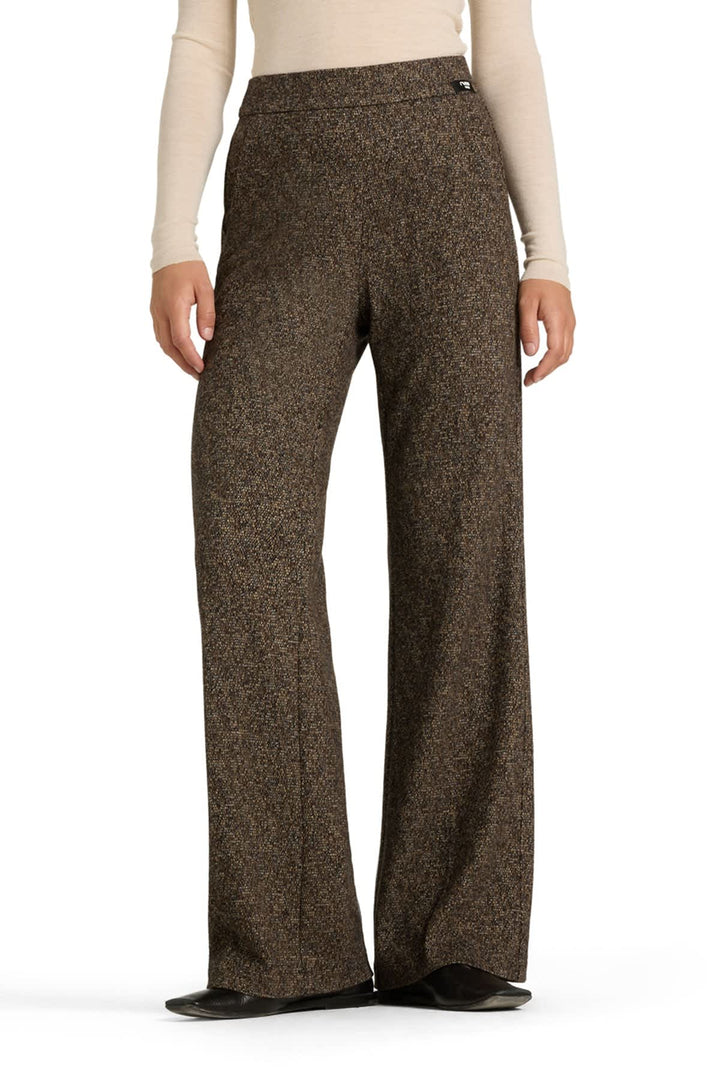 Pantalon habillé à jambe large en tissu texturé vue de face pour femme Cambio