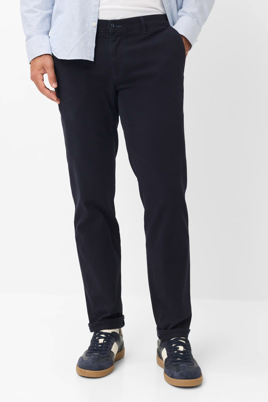 Pantalon chino Fabio à coupe droite vue de face pour homme Brax