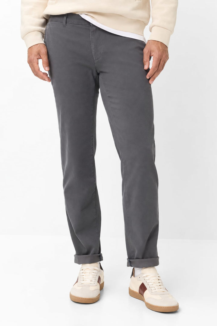 Pantalon chino à coupe droite vue de face pour homme Brax