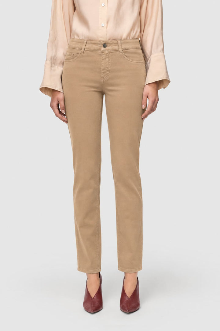Pantalon chino à jambe droite vue de face pour femme Mac Jeans