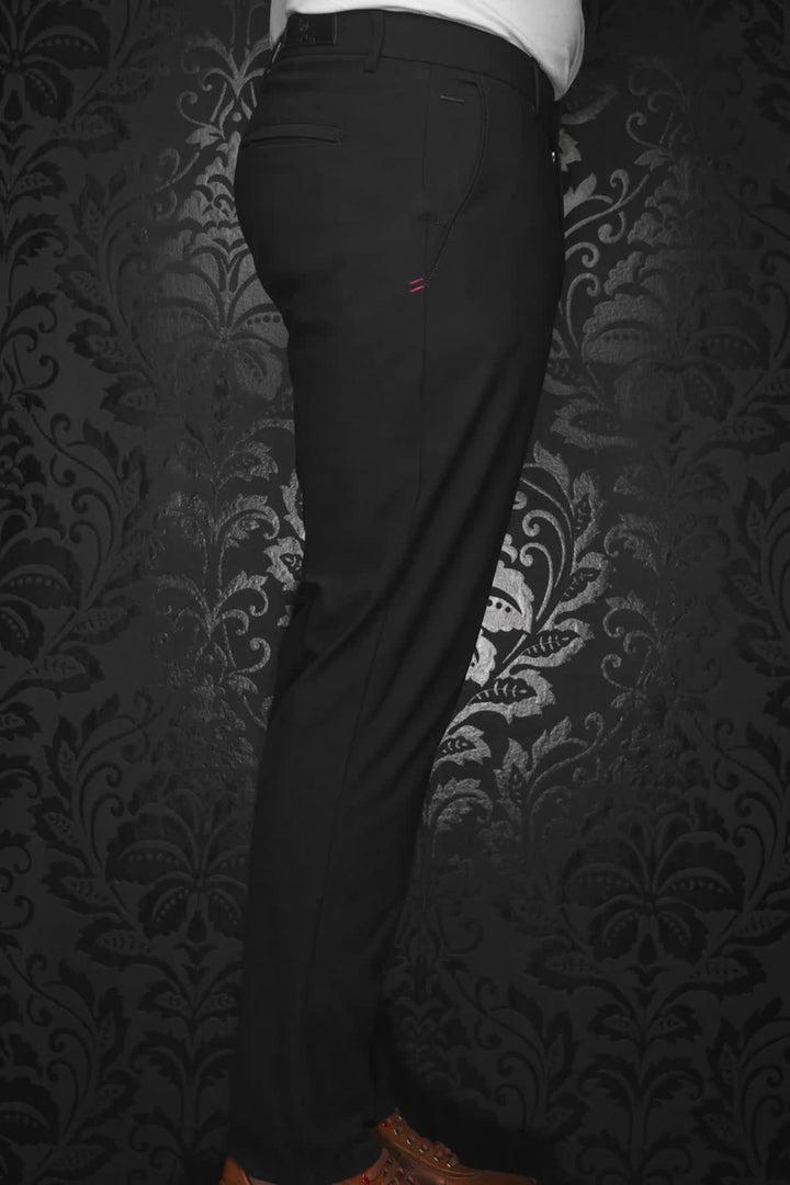 Vue de côté pantalon chino Carrera homme gris avec poches et ceinture visible - Valérie Simon