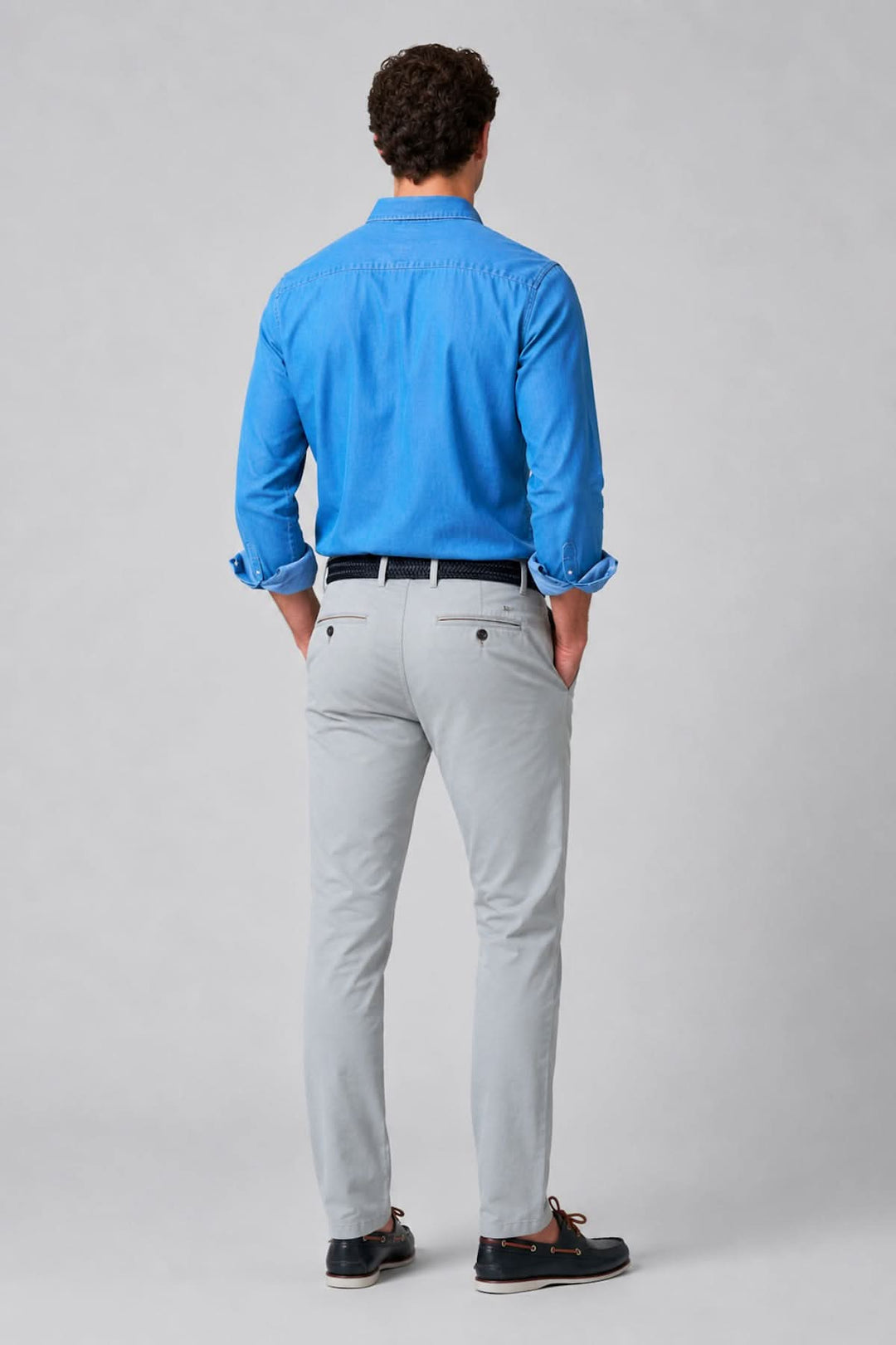 Vue arrière pantalon chino ajusté Meyer homme beige avec ceinture tressée - Valérie Simon