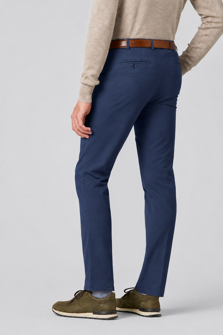 Vue de côté pantalon chino ajusté Meyer beige avec poches en biais homme - Valérie Simon