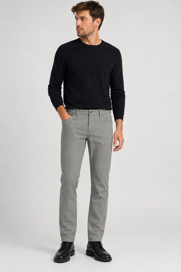 Vue de côté pantalon chino Brax pour homme beige avec poches obliques - Valérie Simon