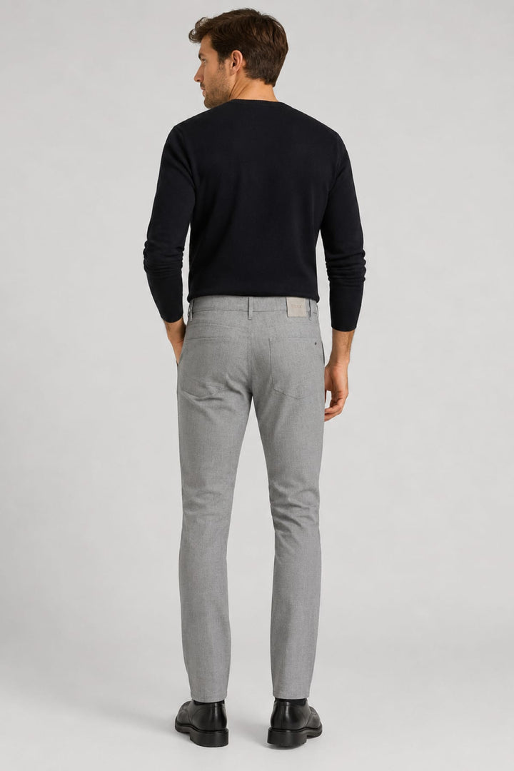 Vue de côté pantalon chino Brax pour homme gris avec poches latérales - Valérie Simon