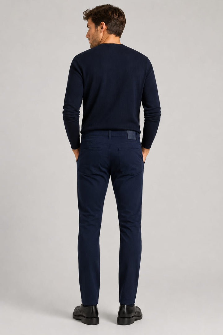 Vue latérale pantalon chino moderne Brax pour homme beige avec ceinture visible - Valérie Simon