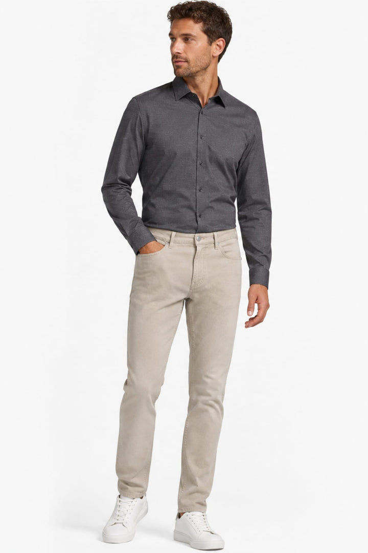 Vue latérale pantalon chino Brax homme beige coupe moderne détails poches - Valérie Simon