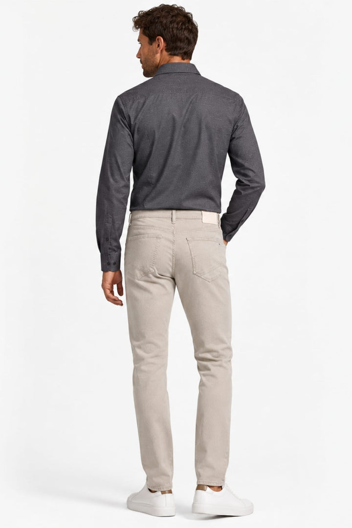 Vue de côté pantalon chino moderne Brax pour homme beige avec poches biais - Valérie Simon