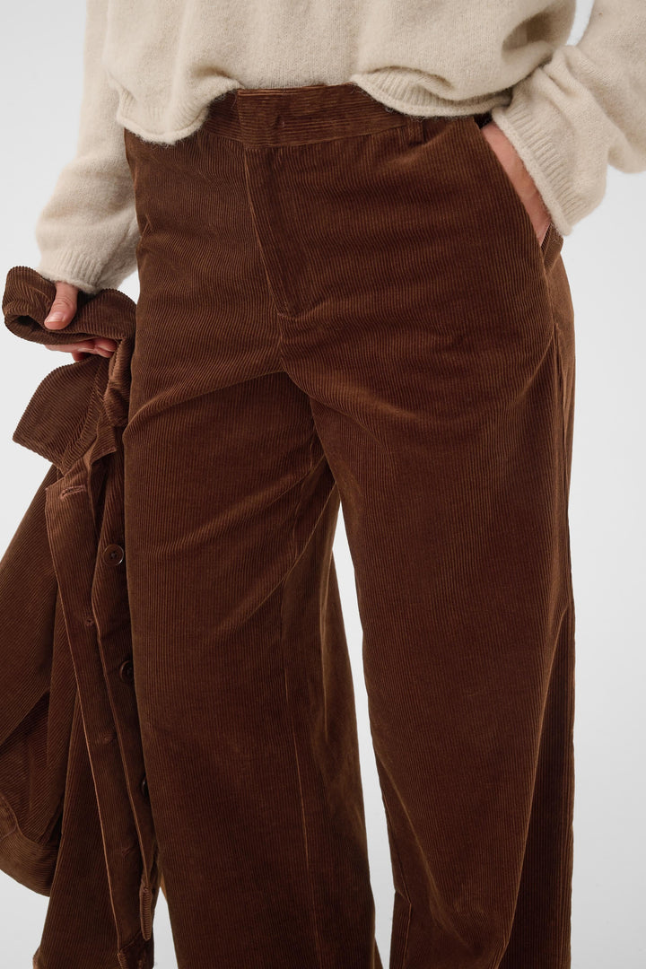 Pantalon chino en velours côtelé vue de face pour femme Part Two