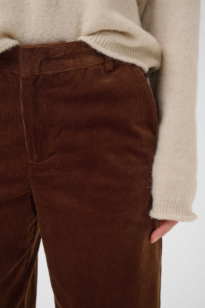Pantalon chino en velours côtelé marron vue de face pour femme Part Two