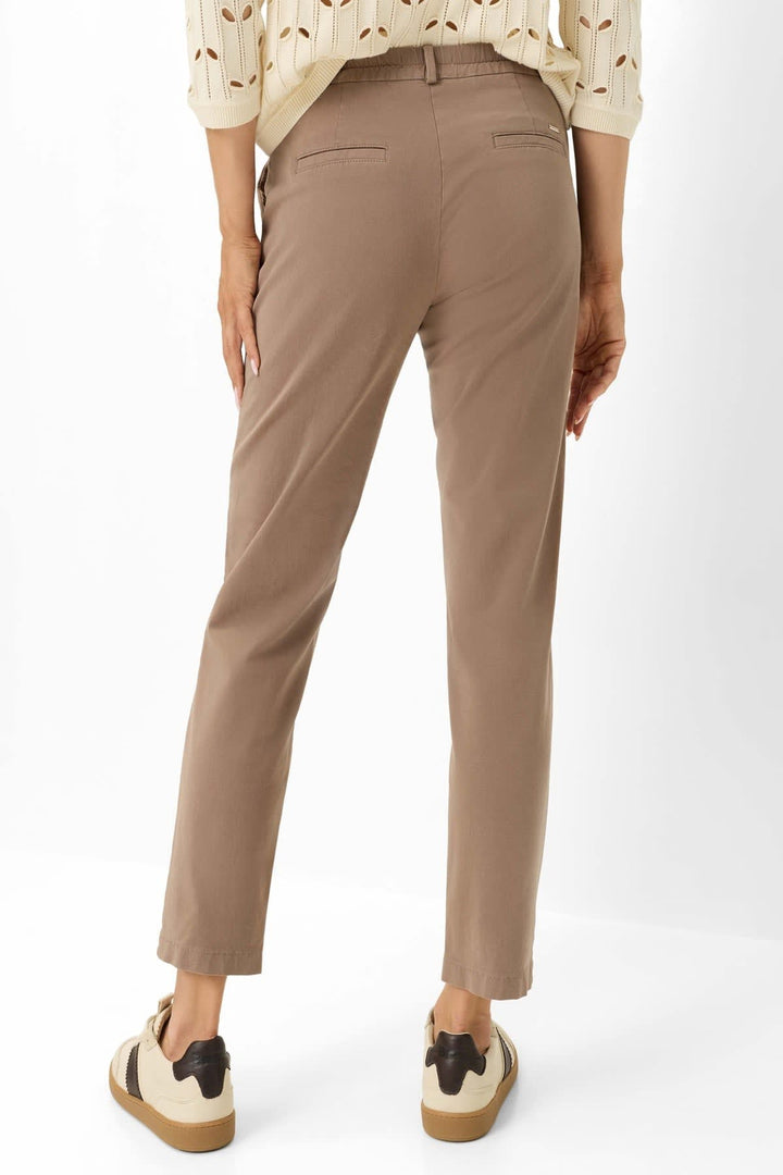 Vue de côté pantalon chino Brax femme brun avec détails poches stylisées - Valérie Simon