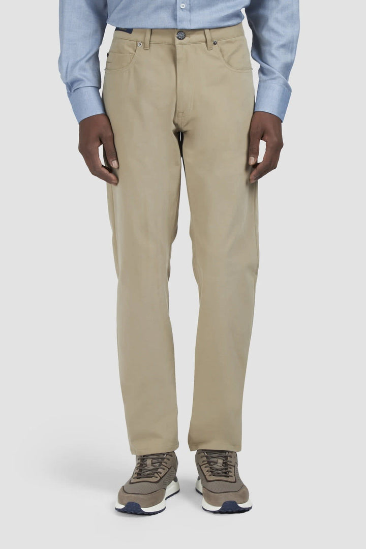 Vue de côté pantalon chino Paul and Shark pour homme beige avec poches - Valérie Simon