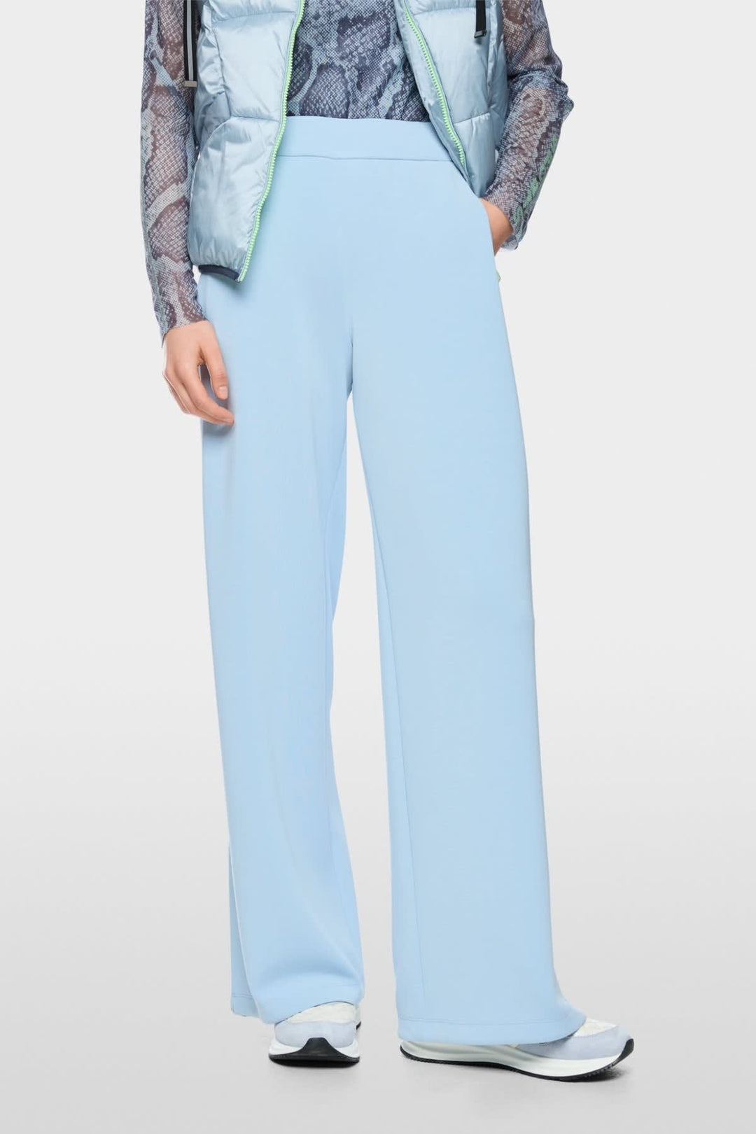 Side view of Wedi Marc Cain women&