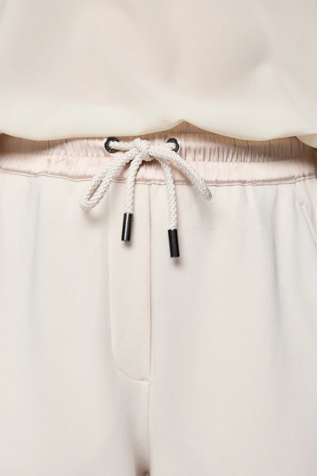 Pantalon détente à bandes satinées noir, vue de face, détails larges - Marc Cain pour femme - Valérie Simon