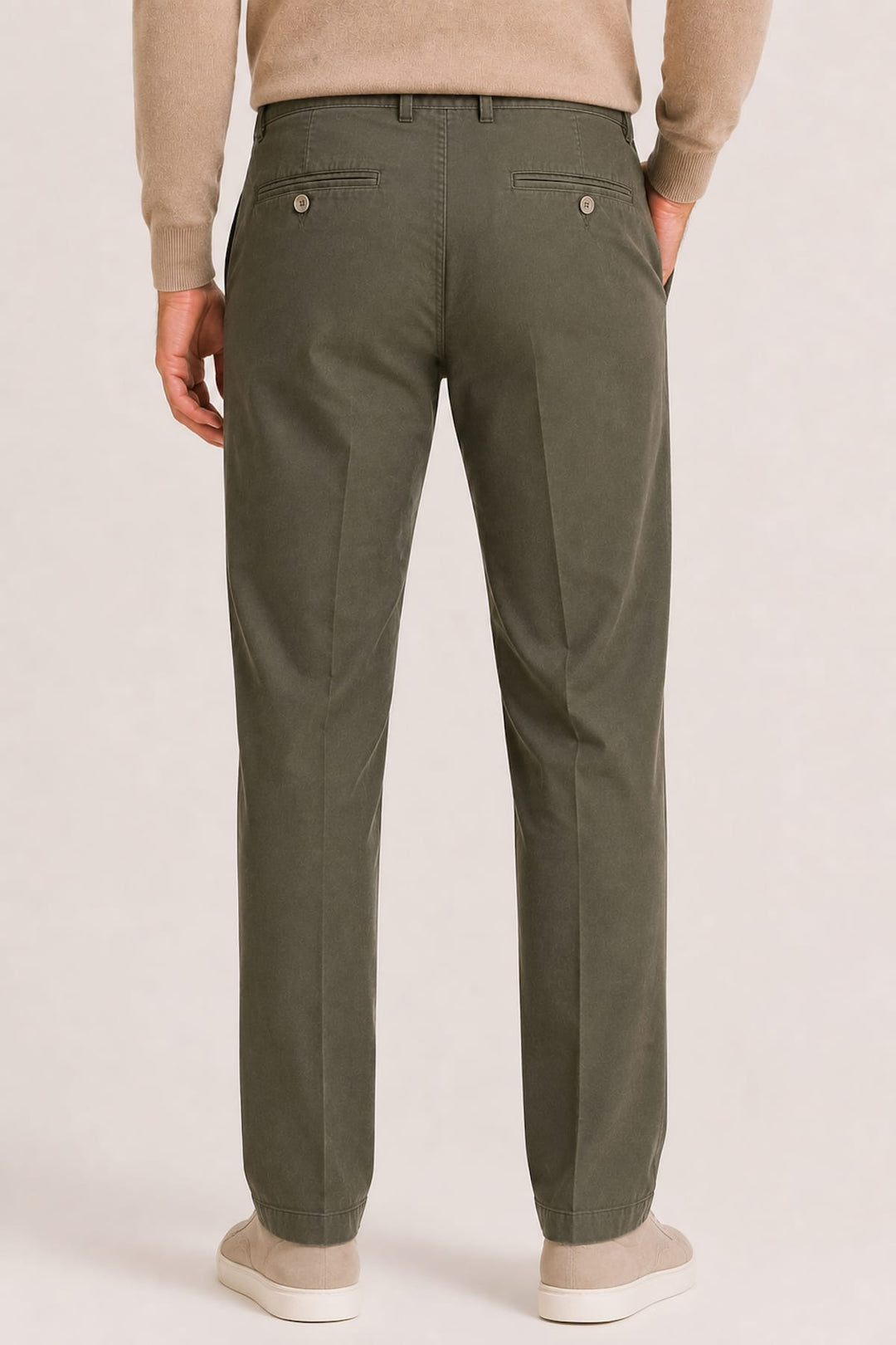Vue de face pantalon chino Meyer homme en coton bio texturé beige avec ceinture visible - Valérie Simon