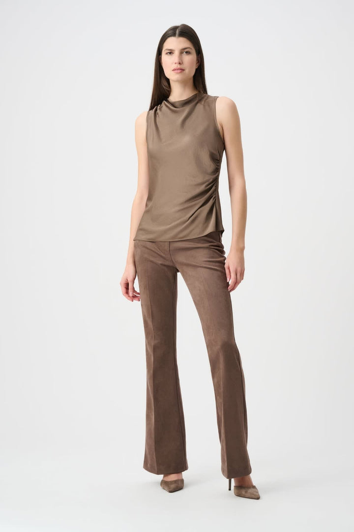 Vue de côté pantalon évasé effet suède marron Joseph Ribkoff pour femme - Valérie Simon