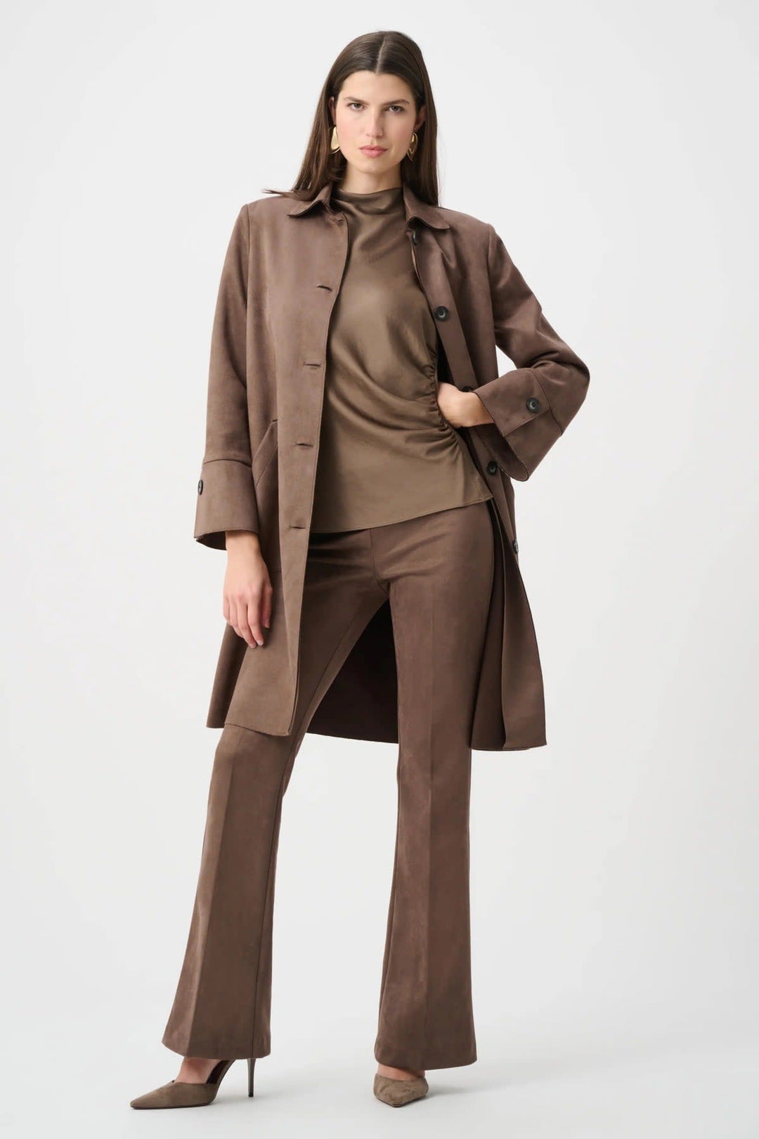 Vue de face pantalon évasé effet suède marron clair Joseph Ribkoff pour femme - Valérie Simon