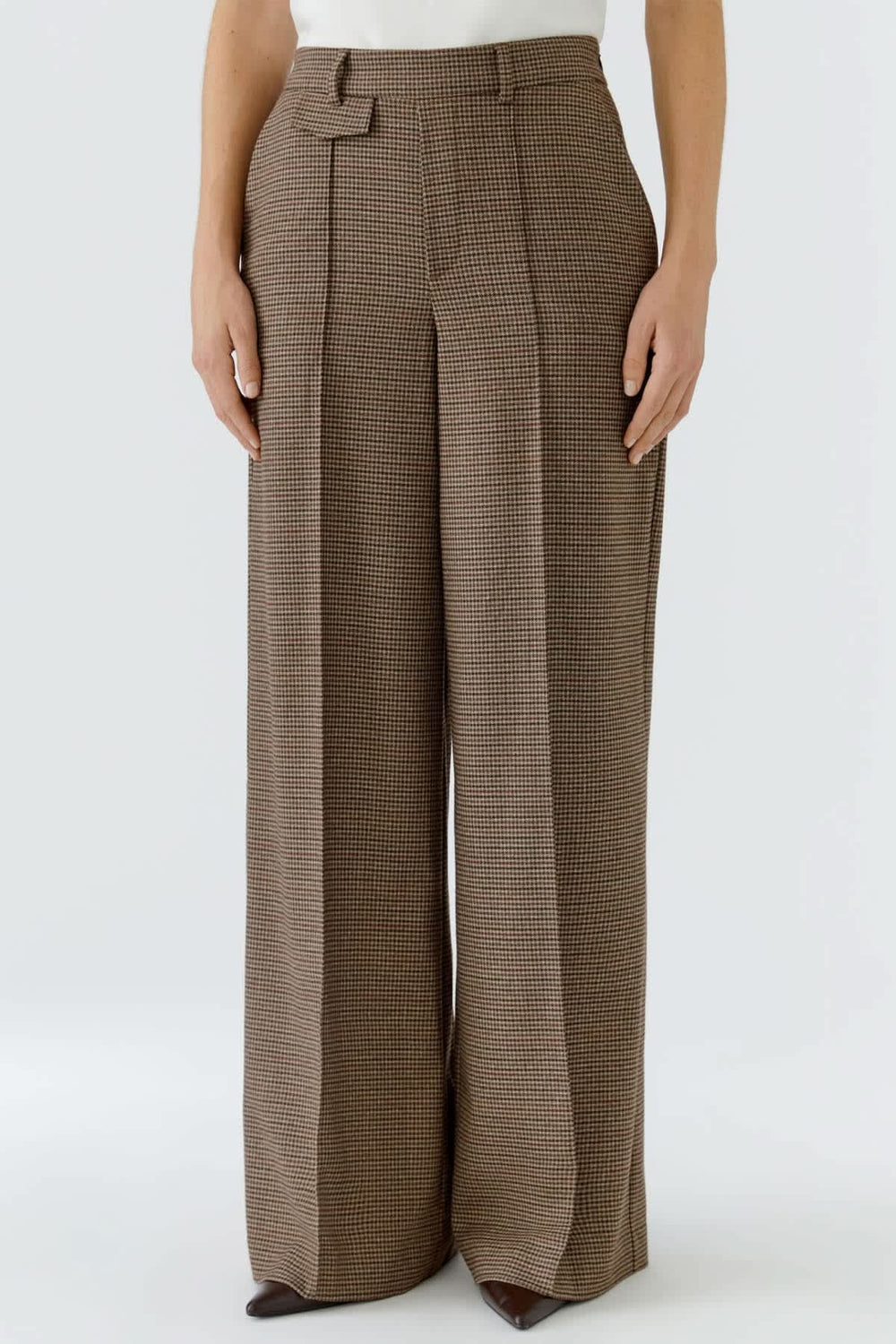 Pantalon habillé à carreaux et jambes larges vue de face pour femme Oui