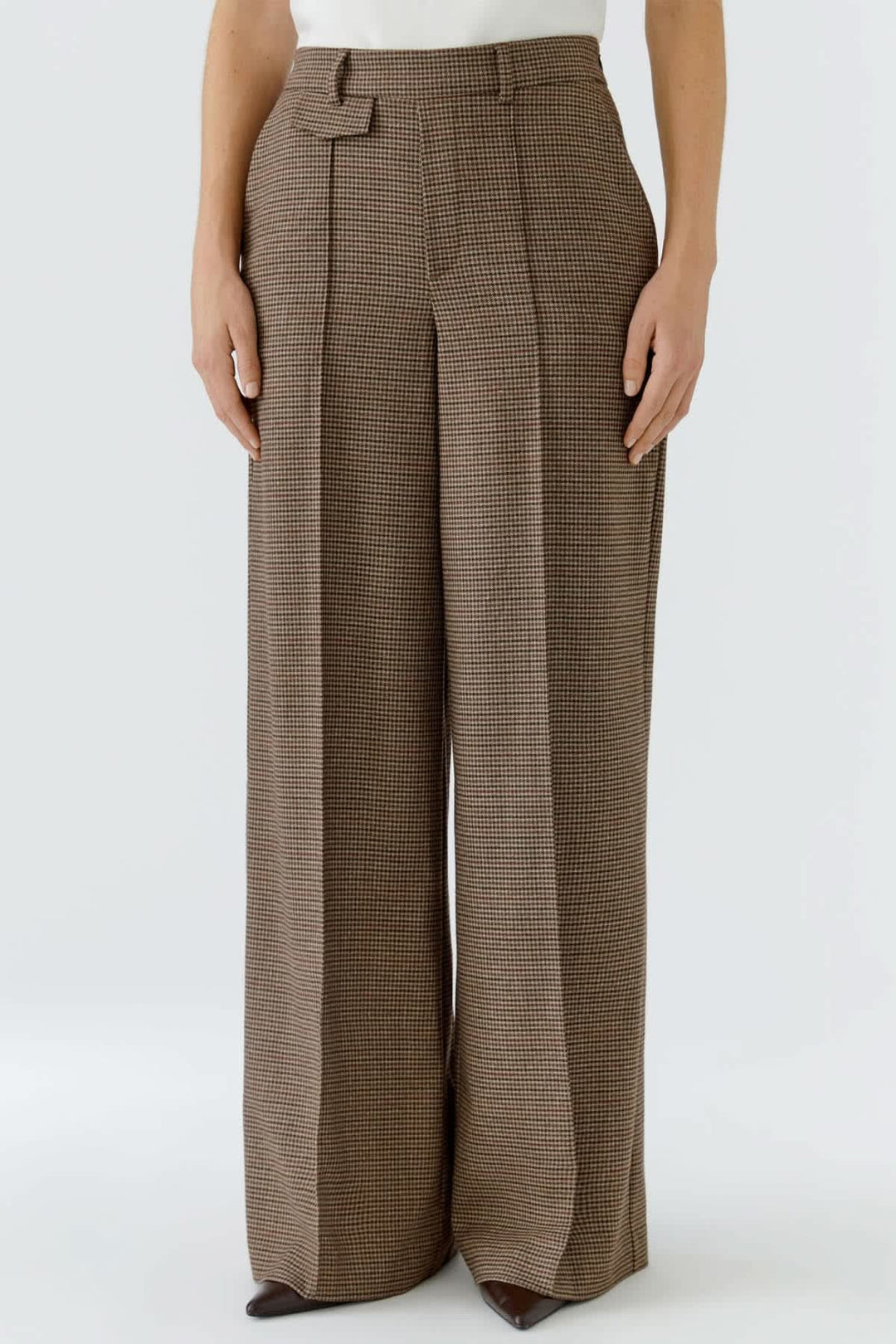 Pantalon habillé à carreaux et jambes larges vue de face pour femme Oui