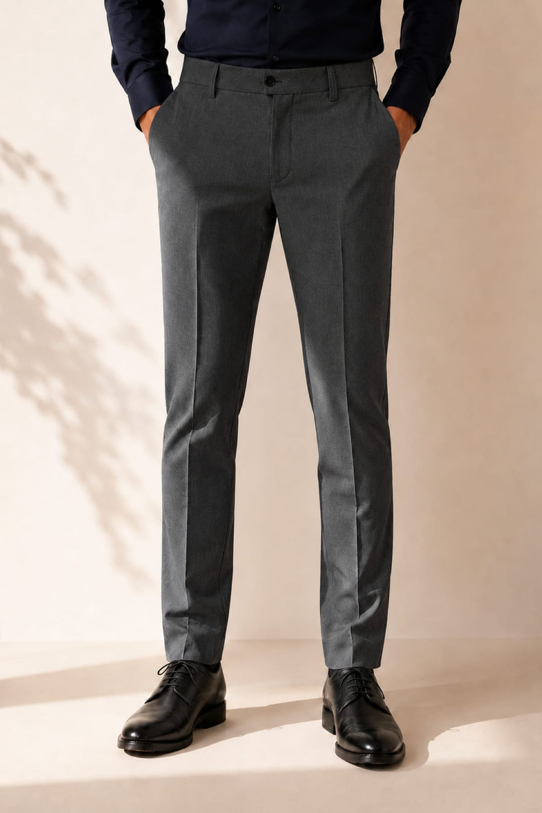 Vue latérale pantalon Citadin homme gris extensible avec plis élégants - Valérie Simon