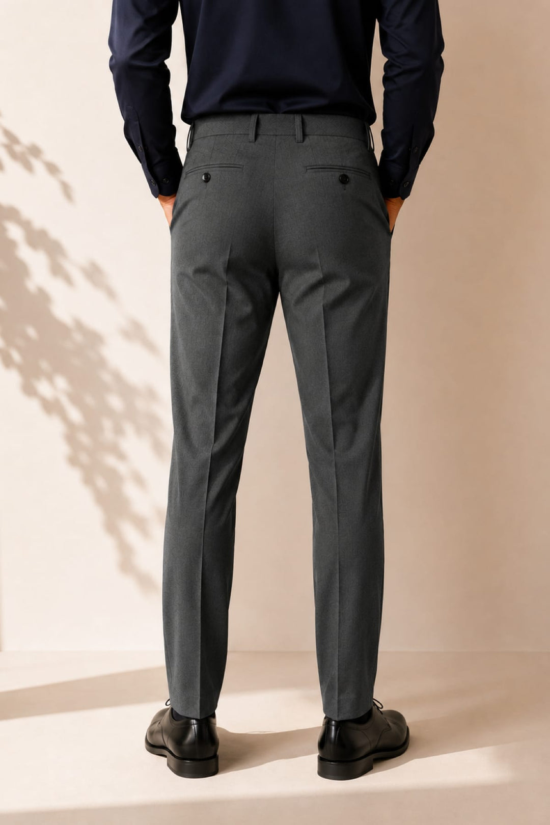 Vue de côté pantalon habillé Citadin pour homme gris avec poches latérales - Valérie Simon
