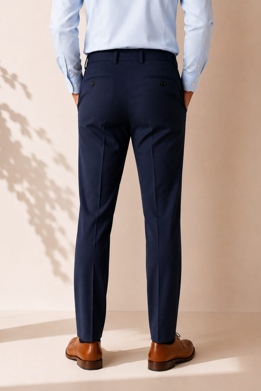 Vue de face pantalon habillé Citadin pour homme gris avec plis et poches détails - Valérie Simon