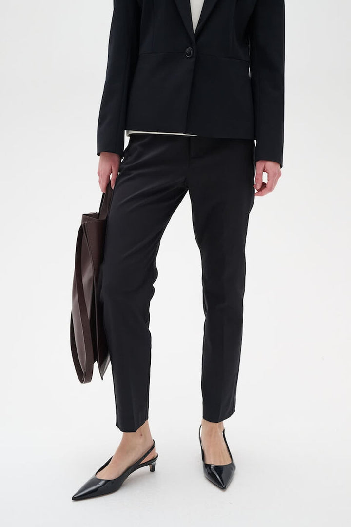 Vue latérale pantalon habillé Zella pour femme noir avec plis élégants - Valérie Simon