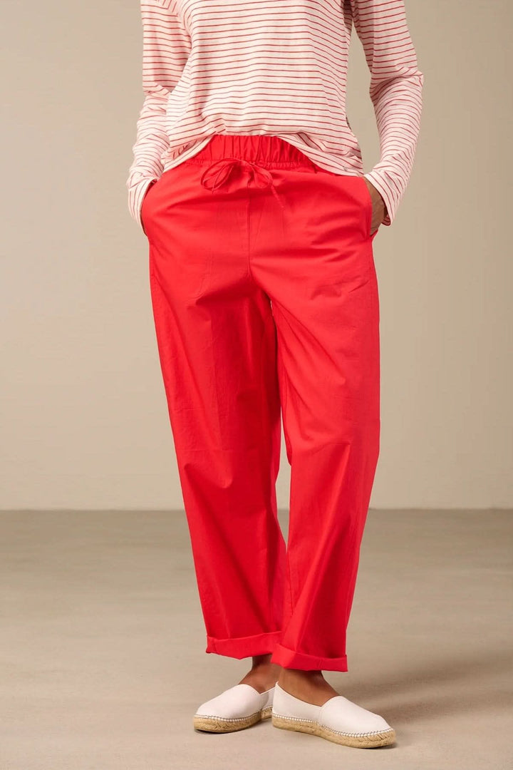Vue de côté pantalon jogger fluide Nile femme bleu avec poches et détails élastiques - Valérie Simon