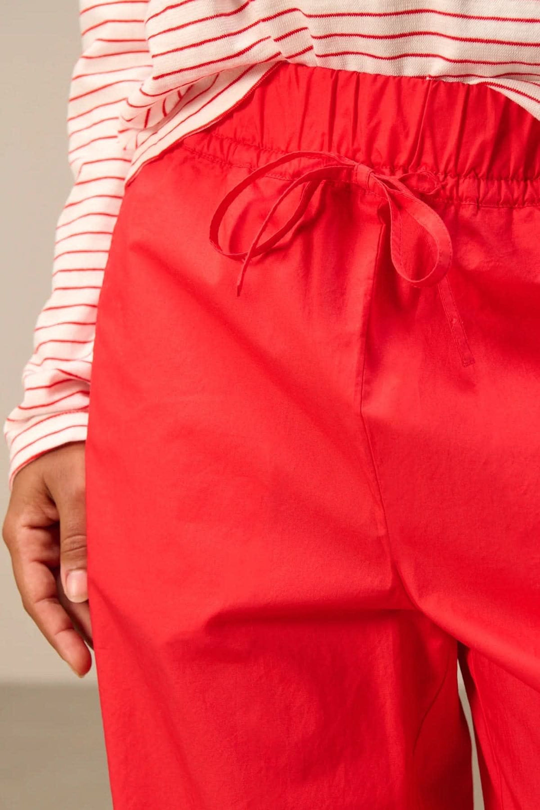 Vue de côté pantalon jogger fluide Nile noir pour femme avec taille élastique - Valérie Simon