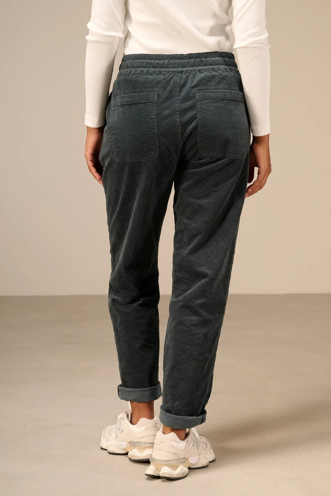 Pantalon jogging en velours côtelé vue de face pour femme Nile