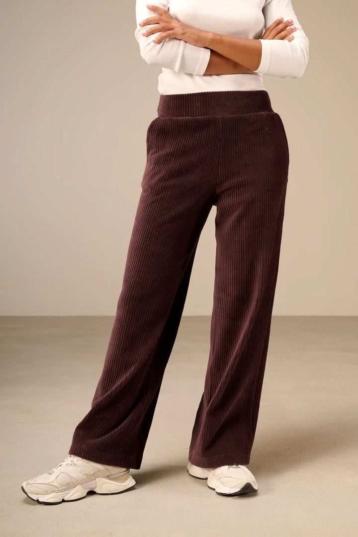 Pantalon jogging en velours côtelé à jambes larges vue de face pour femme Nile