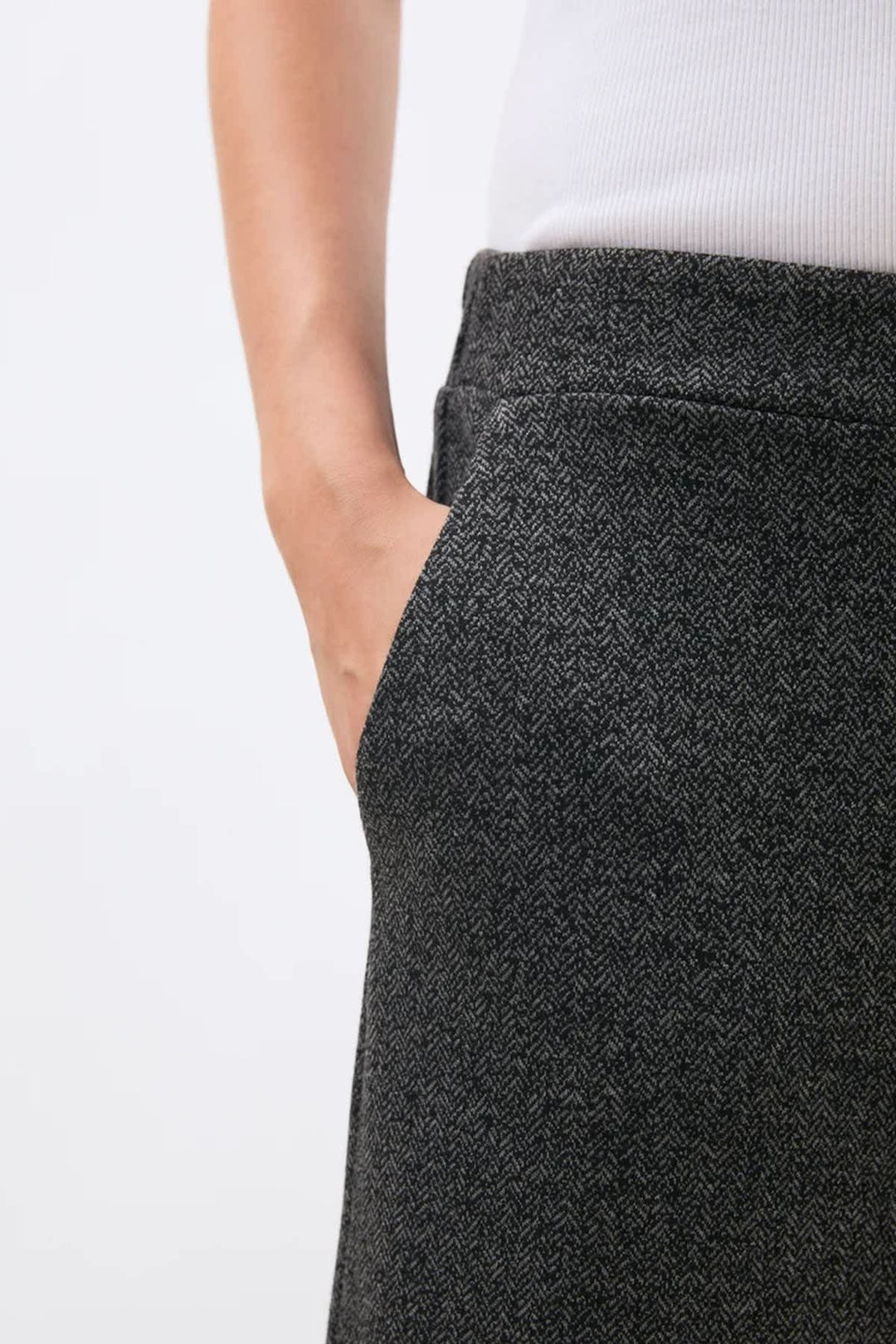 Pantalon large 7/8 à chevrons vue de face pour femme Humility