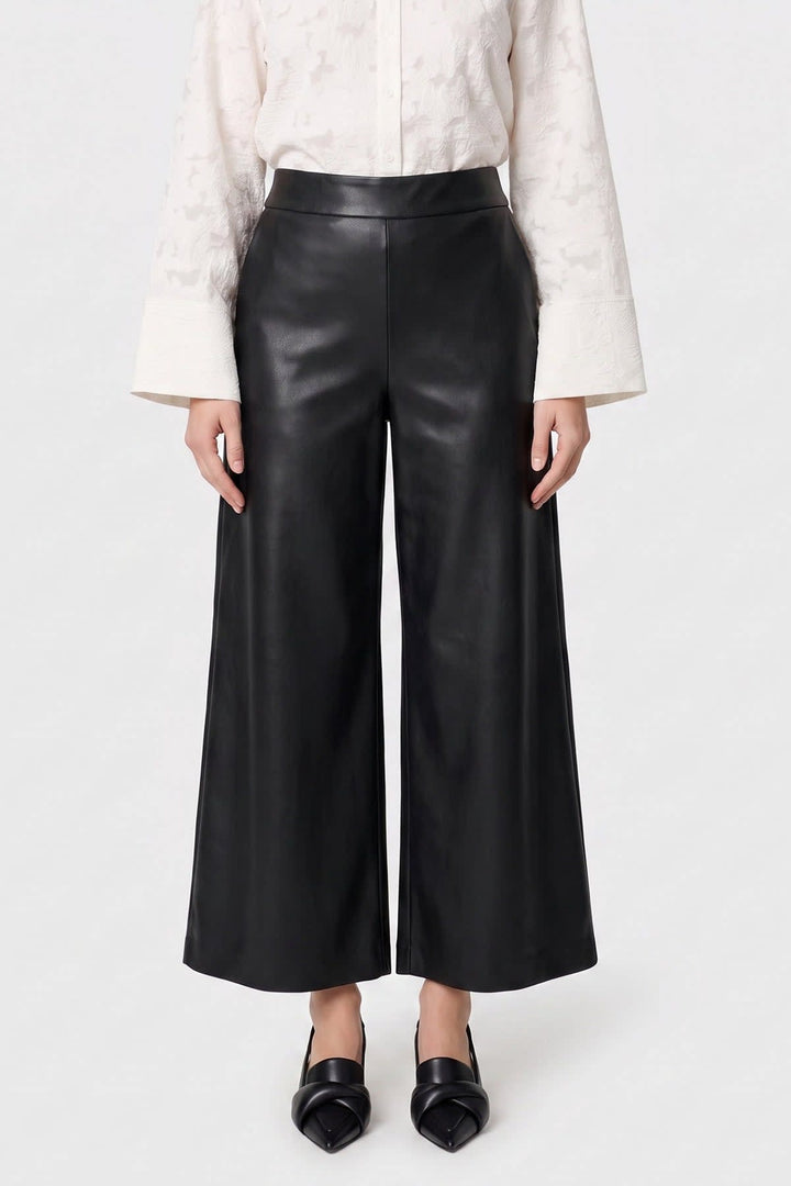 Pantalon large en similicuir noir vue de face pour femme Mac Jeans