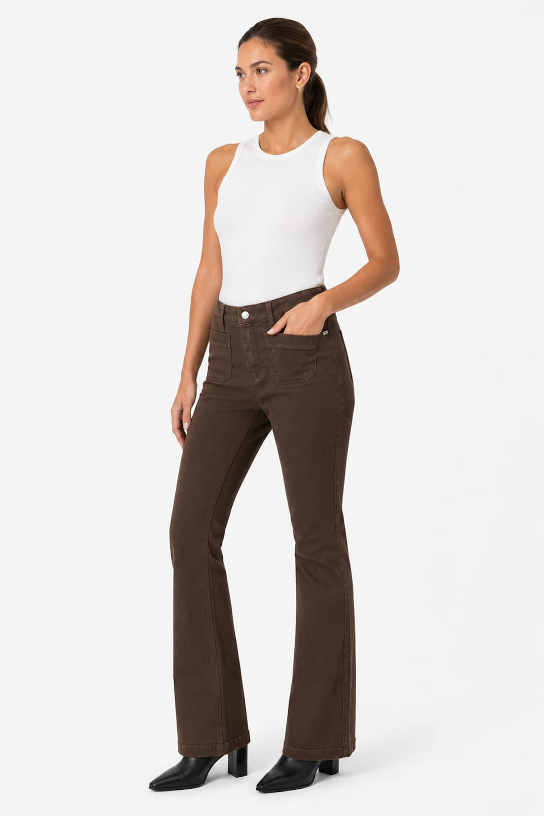 Pantalon Mary évasé à poches plaquées vue de face pour femme Brax