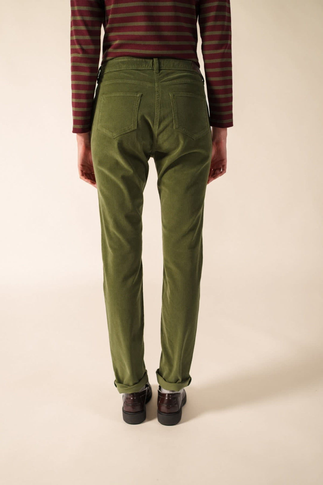 Vue de côté pantalon velours Saint James femme marron, détail coutures - Valérie Simon
