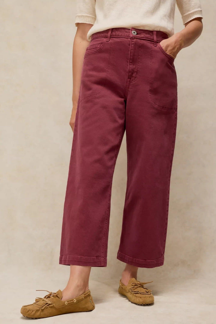 Vue de côté pantalon large écourté en denim bleu pour femme - Valérie Simon