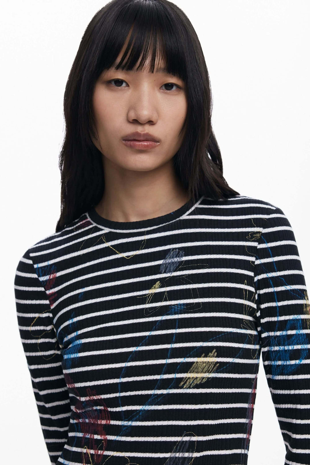 Robe combinée à rayures avec motifs graphiques, au look moderne et élégant.