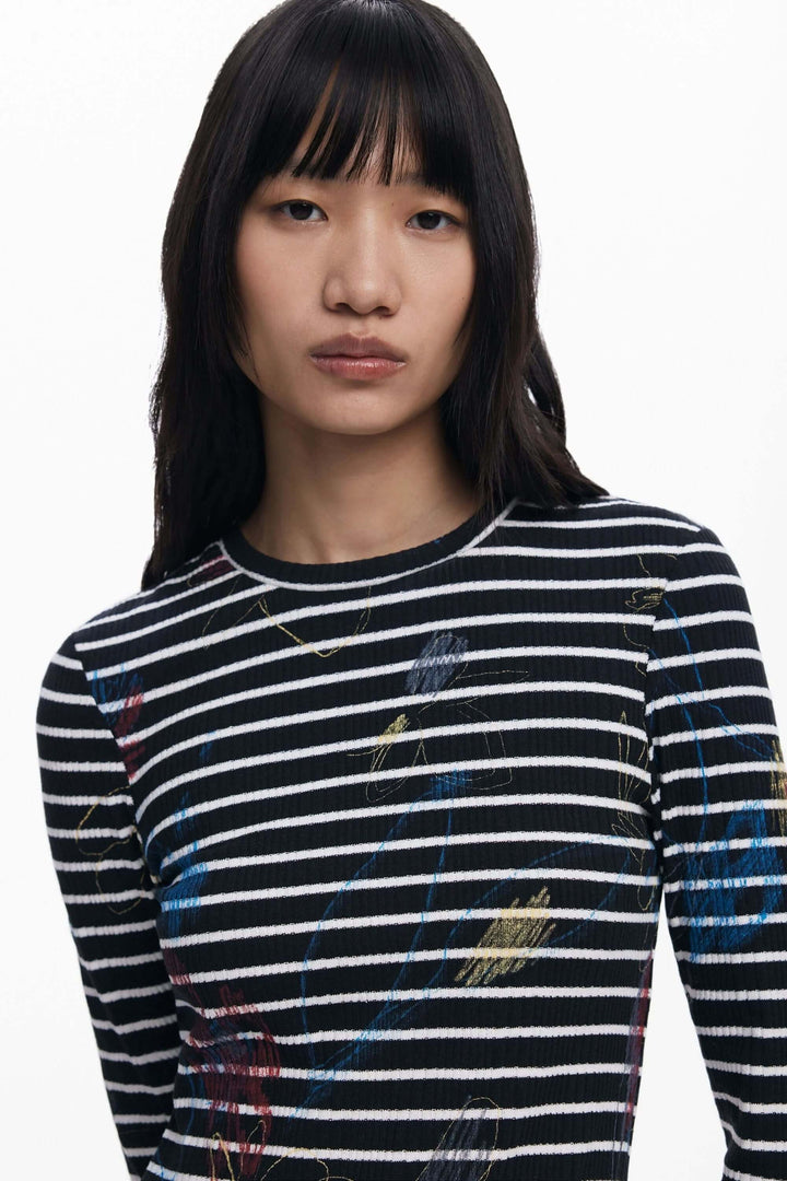 Robe combinée à rayures avec motifs graphiques, au look moderne et élégant.