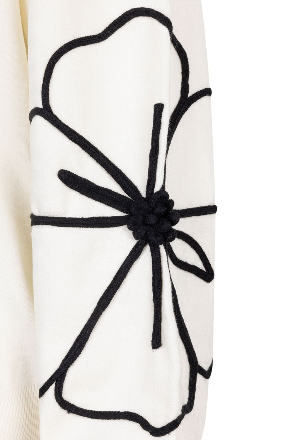 Chandail en maille illustré avec broderies florales en contraste, style contemporain et élégant.