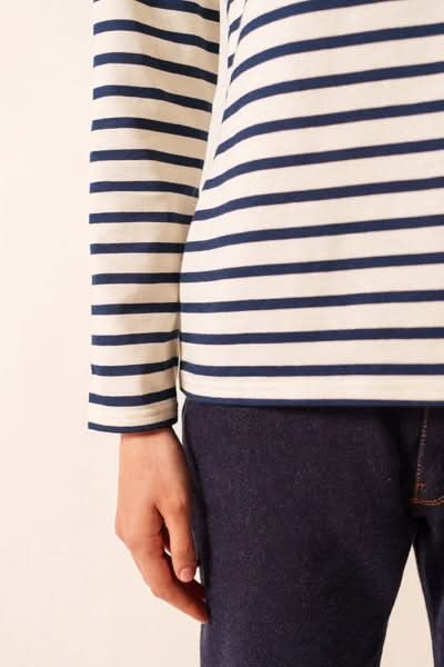Chandail Minquidame à rayures horizontales marines, en coton doux, porté avec un pantalon en denim.