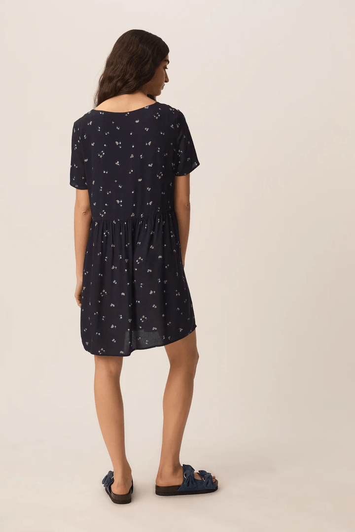 Robe courte Elarya fluide à encolure en V