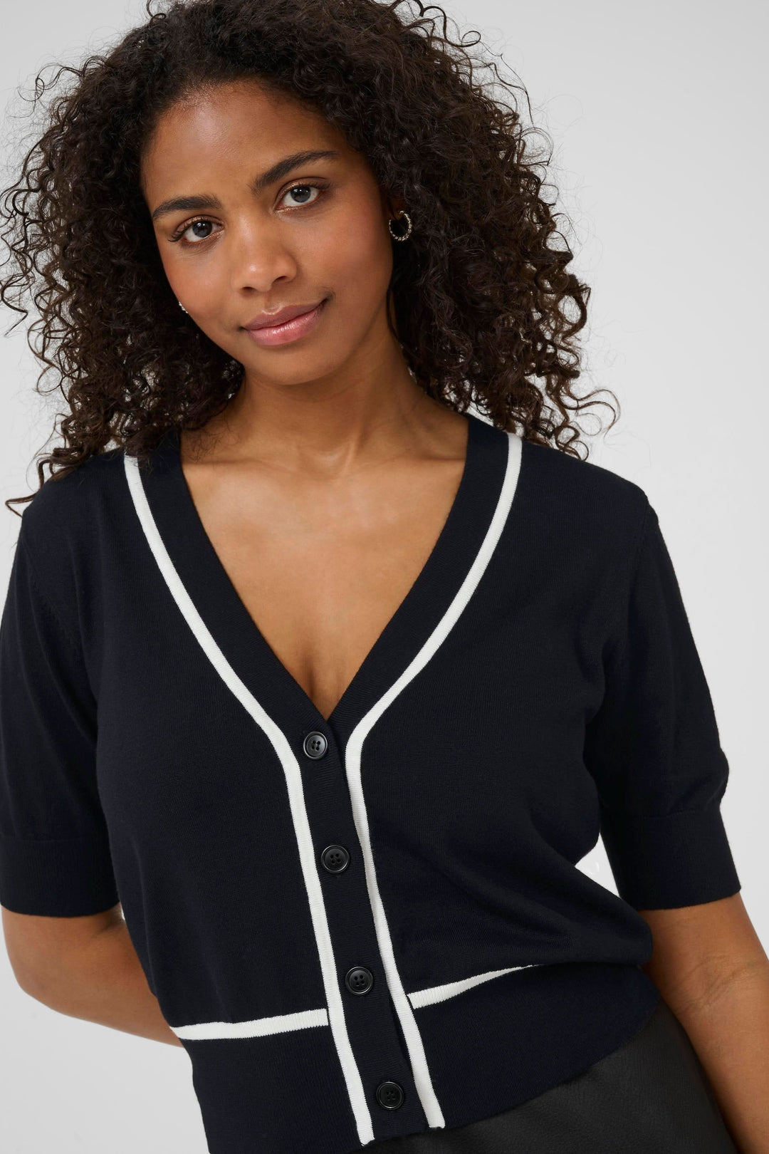 Cardigan Lizza à manches courtes, en tricot doux, avec encolure V et bordures contrastantes, parfait pour la mi-saison.