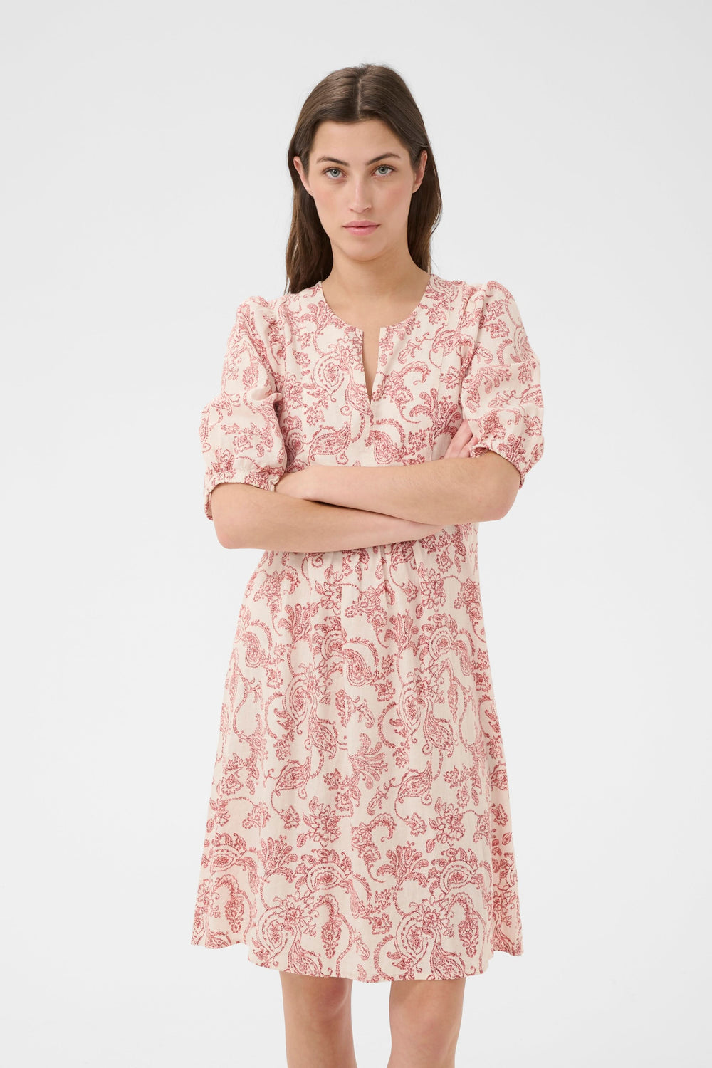 Femme portant une Robe fleurie Benete avec coupe fluide, légère évasée et manche courte, parfaite pour un style décontracté ou soigné.