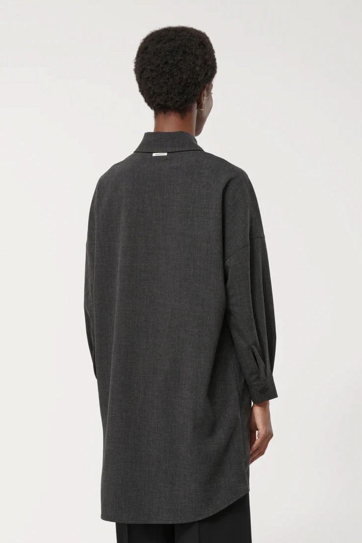 Vue arrière de la robe à manches longues, coupe ample et col classique, design minimaliste.